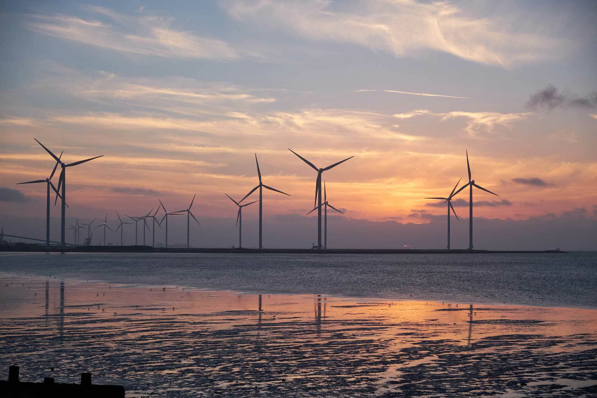 Drohne filmt Reparatur einer Windkraftanlage